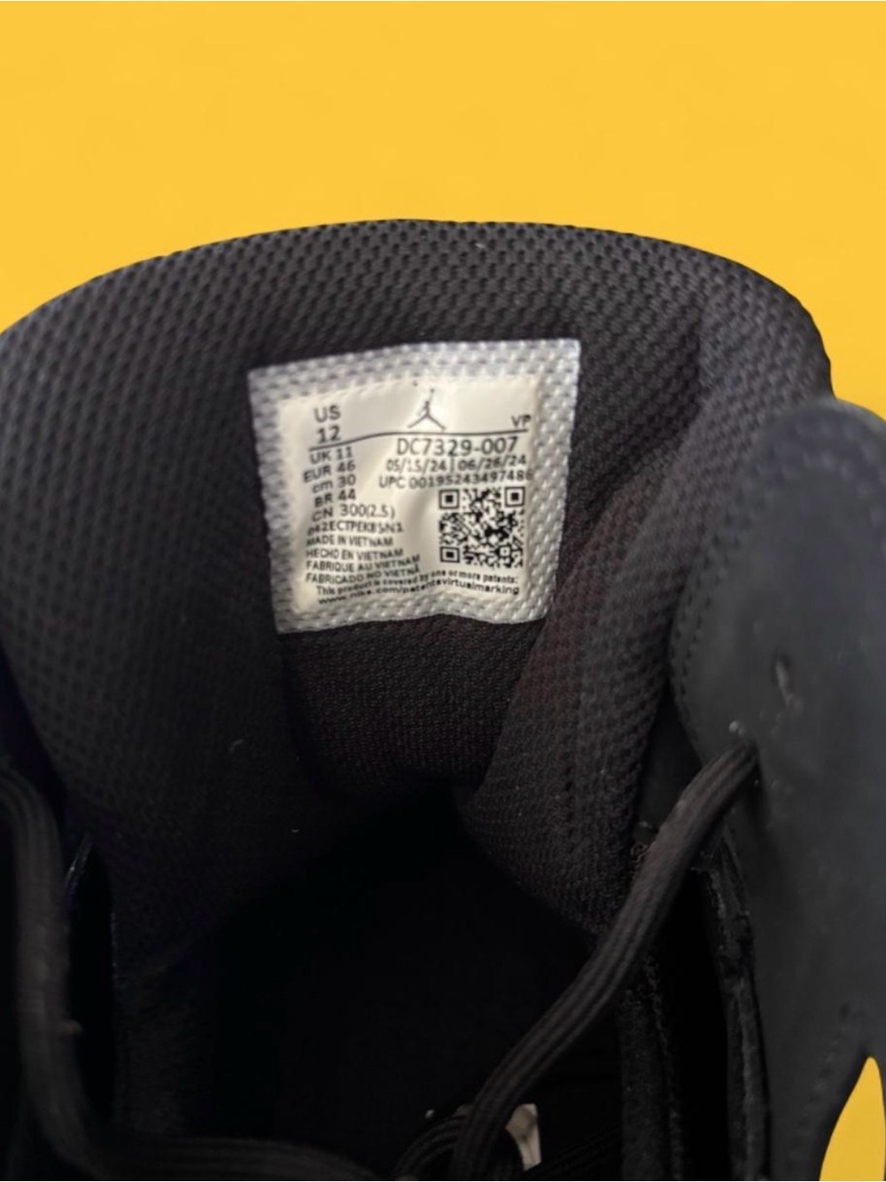 Nike Air Jordan - Black/Metallic Gold - Picture 7 of 8
